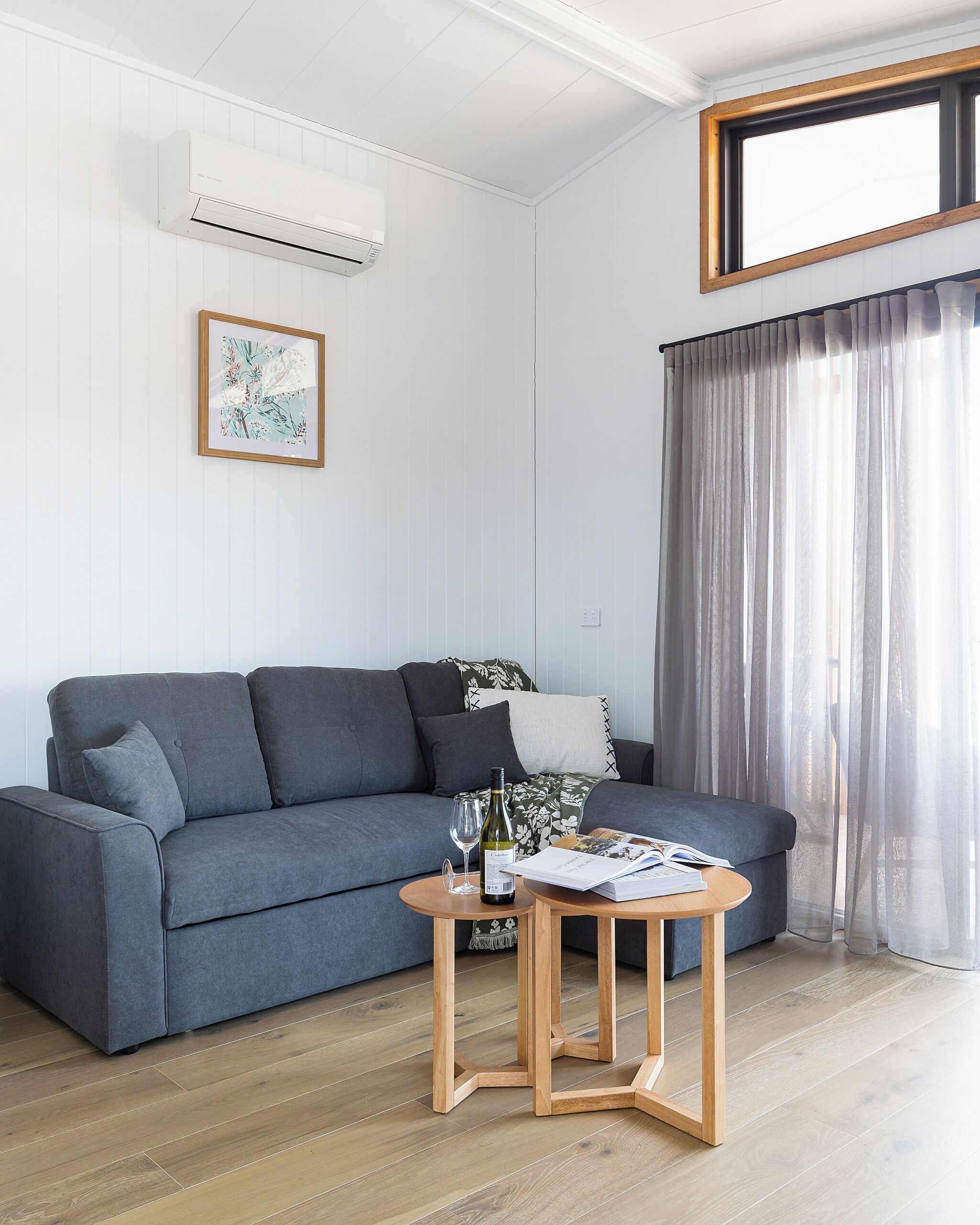 Baita Basic, 1 letto king, accesso in sedia a rotelle | Area soggiorno | TV a schermo piatto 60 pollici con canali digitali, Netflix