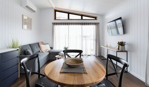 豪華小屋, 2 間臥室, 湖景 | 客廳 | 60 吋平面電視連數碼電視頻道、Netflix、串流服務