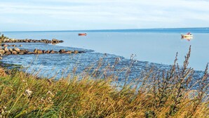 A calm coastal scene with rocky shores and calm water. - 4 Star Holiday Home in Storvorde (Storvorde)