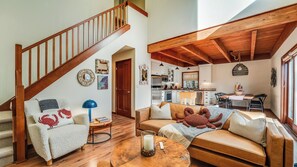 Smart TV, chimenea, libros, estéreo