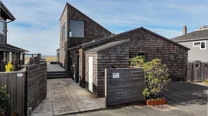 Exterior - Wavewalker by Manzanita Beach Getaway: Oceanfront, Hot Tub & Amazing Views (Manzanita)