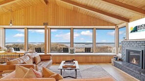 Smart TV, fireplace, offices - Wavewalker by Manzanita Beach Getaway: Oceanfront, Hot Tub & Amazing Views (Manzanita)
