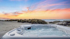Outdoor spa tub - Wavewalker by Manzanita Beach Getaway: Oceanfront, Hot Tub & Amazing Views (Manzanita)