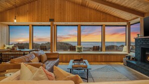 Smart TV, fireplace, printers - Stunning oceanfront home with amazing views and Hot Tub! (Manzanita)