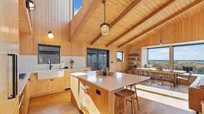 Réfrigérateur, four à micro-ondes, un four, surface de cuisson