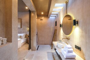 Vila luxo, varanda, vista para a piscina | Banheiro | Produtos de toalete grátis, secador de cabelo, bidê, toalhas de banho