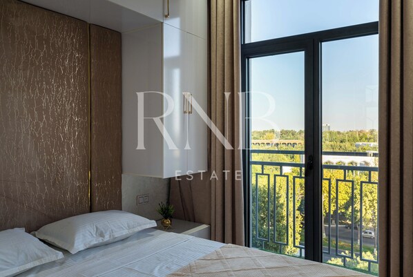Condo tiện nghi đơn giản, ban công, quang cảnh thành phố | Màn/rèm cản sáng, bàn ủi/dụng cụ ủi quần áo 