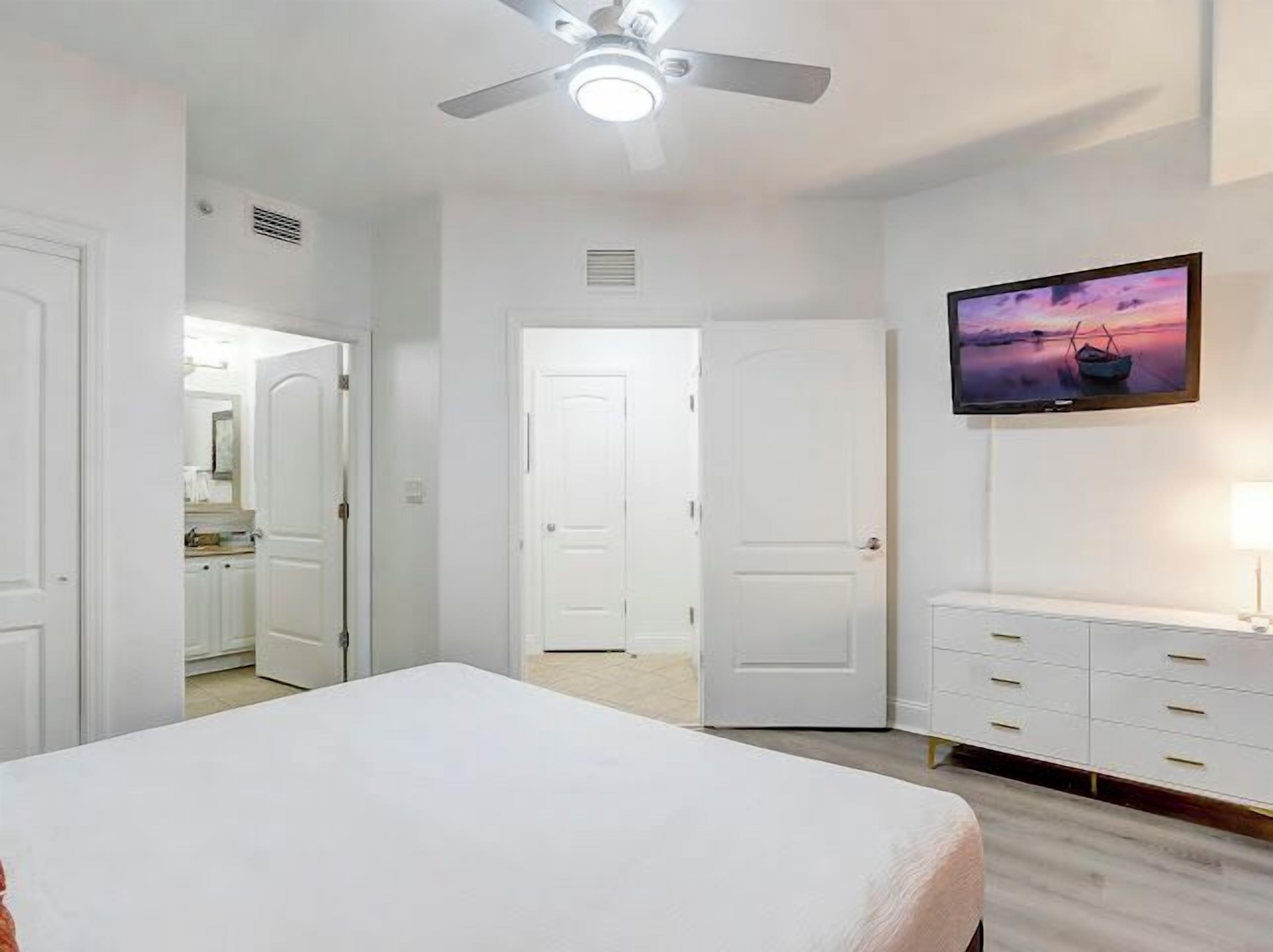 1 dormitorio, tabla de planchar con plancha, wifi y ropa de cama