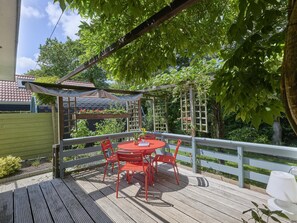 Outdoor dining - Holiday home with large garden near the beach (Goedereede)