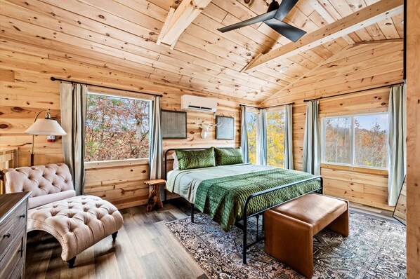 2 bedrooms, desk, iron/ironing board, WiFi