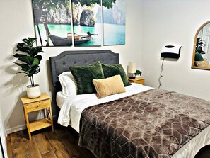 Escritorio, tabla de planchar con plancha, wifi y ropa de cama