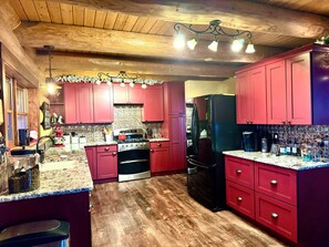 Een magnetron, een oven, een kookplaat, een vaatwasser