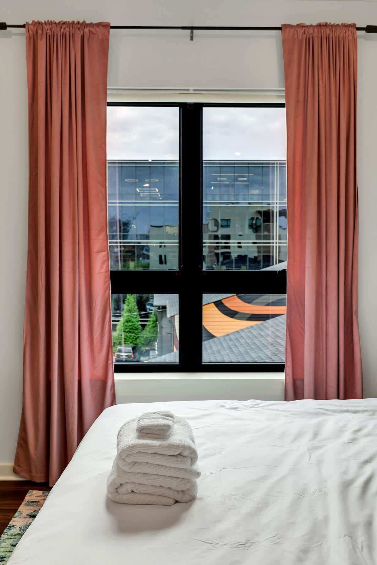 Tabla de planchar con plancha, wifi y ropa de cama 