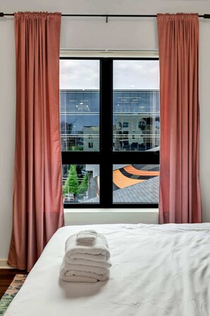 Tabla de planchar con plancha, wifi y ropa de cama 