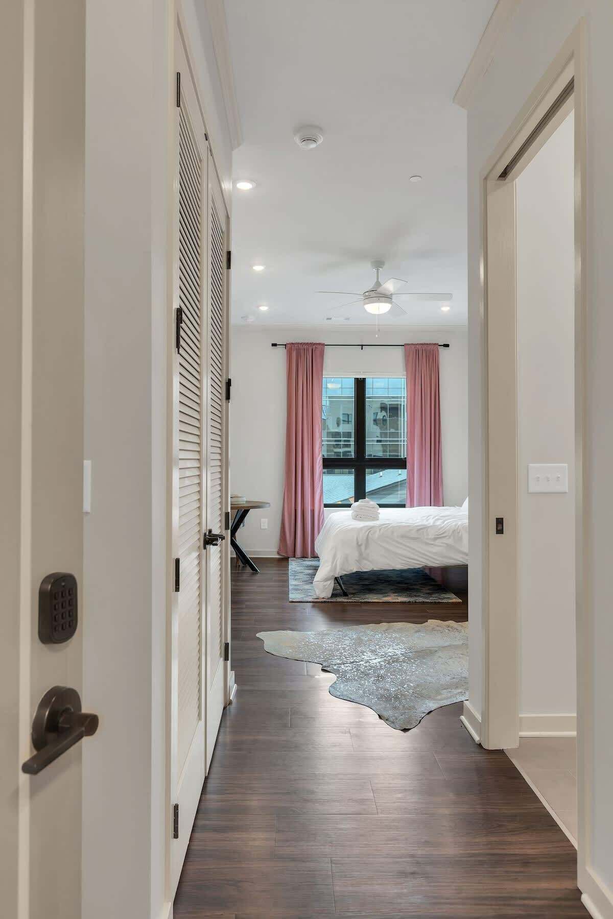 Tabla de planchar con plancha, wifi y ropa de cama 