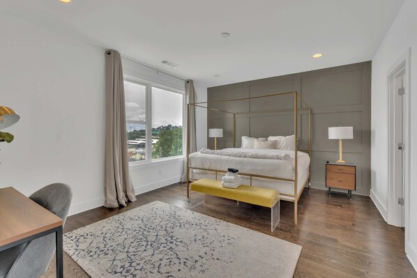 4 bedrooms, iron/ironing board, WiFi, bed sheets