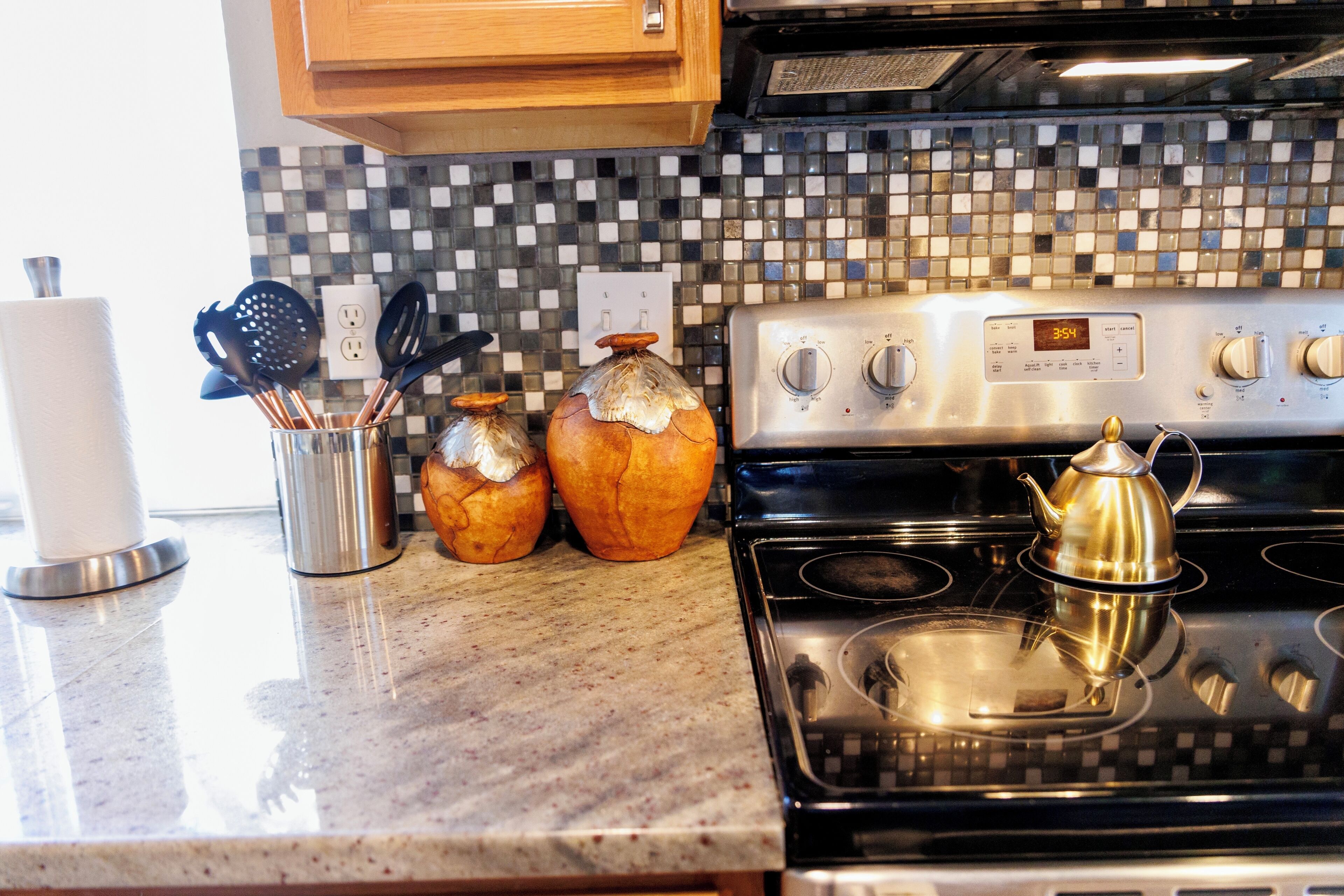 Mikrobølgeovn, ovn, kokeplater og oppvaskmaskin