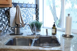 Mikrobølgeovn, ovn, kokeplater og oppvaskmaskin