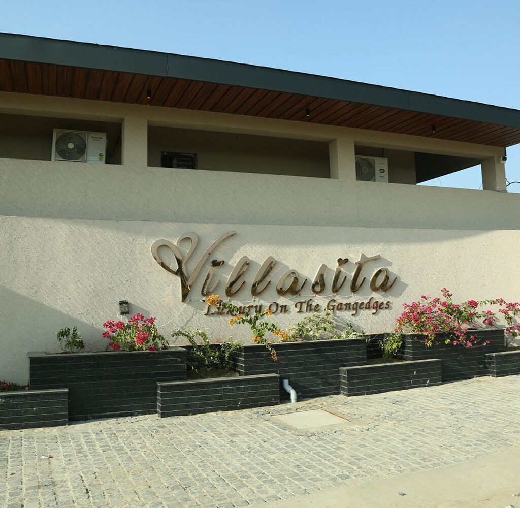 Un edificio con un letrero que dice "Villa Sita Luxury On The Ganges".