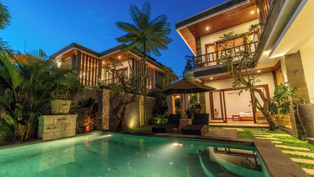 Bagian depan properti - sore/malam
