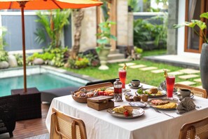 Outdoor dining - Villa Viandra (Ubud)