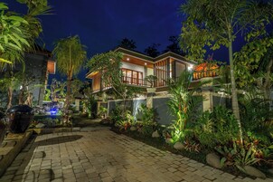 Fachada de la propiedad por la tarde o noche