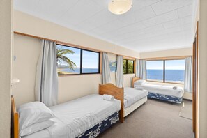 4 makuuhuonetta, silitysrauta/-lauta, vuodevaatteet