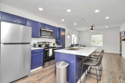 Luxury Retreat close to all major locations-Sleeps 20-Pergola-Private Parking