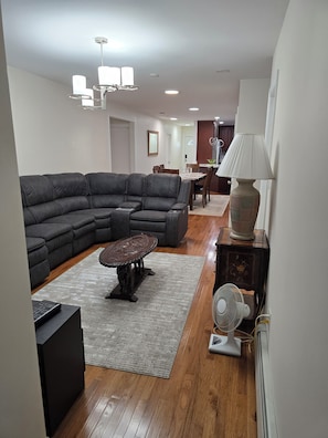 Smart TV - Luxurious 8-bedrooms APT., two suites in Malden MA close to Cambridge, Boston MA (Malden)