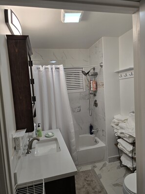 Haartrockner, Handtücher, Seife, Shampoo