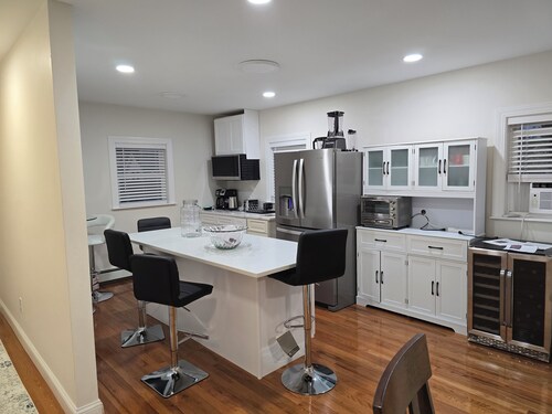 Luxurious 8-bedrooms APT., two suites in Malden MA close to Cambridge, Boston MA