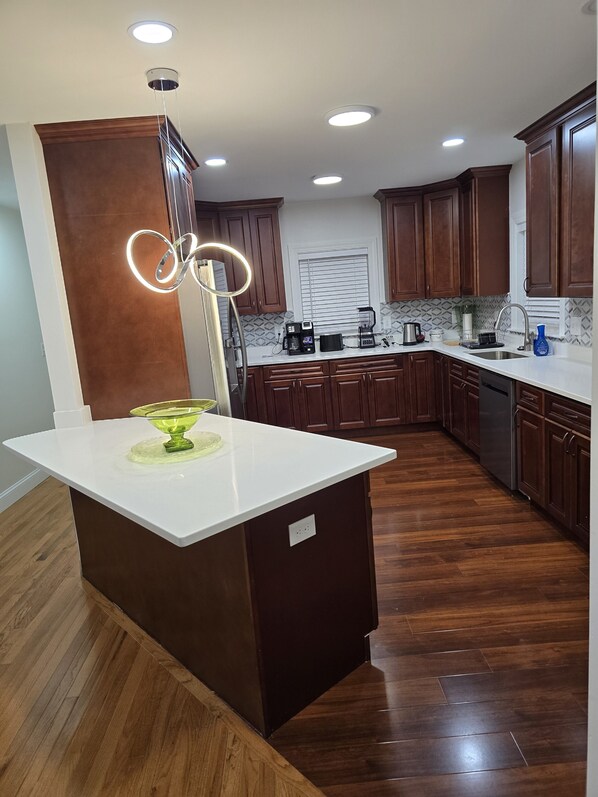 Fridge, microwave, oven, stovetop - Luxurious 8-bedrooms APT., two suites in Malden MA close to Cambridge, Boston MA (Malden)