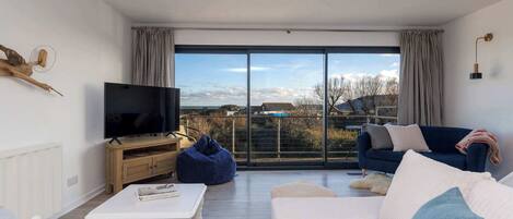 Téléviseur, livres, bureau