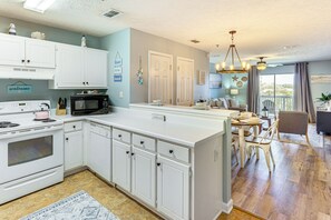 Geladeira, micro-ondas, cooktop, lava-louças