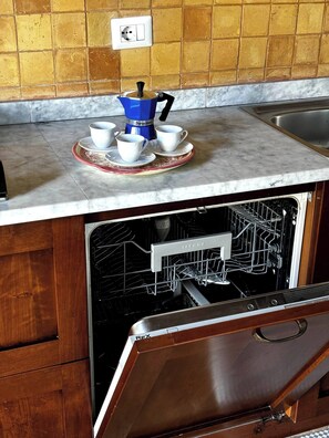 Fridge, oven, stovetop, coffee/tea maker