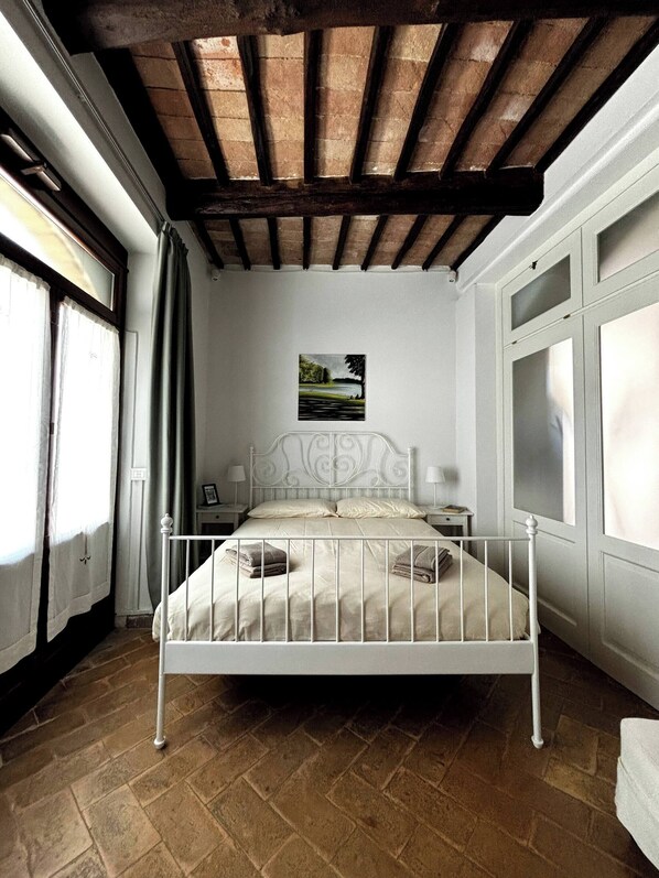 1 bedroom, iron/ironing board, internet, bed sheets