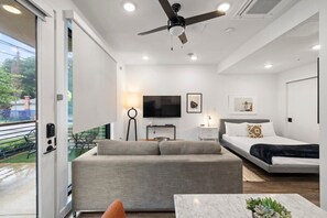 Iron/ironing board, WiFi, bed sheets, wheelchair access - Studio in DT ATX | Queen & Sofa Bed | ADA | Patio (Austin)