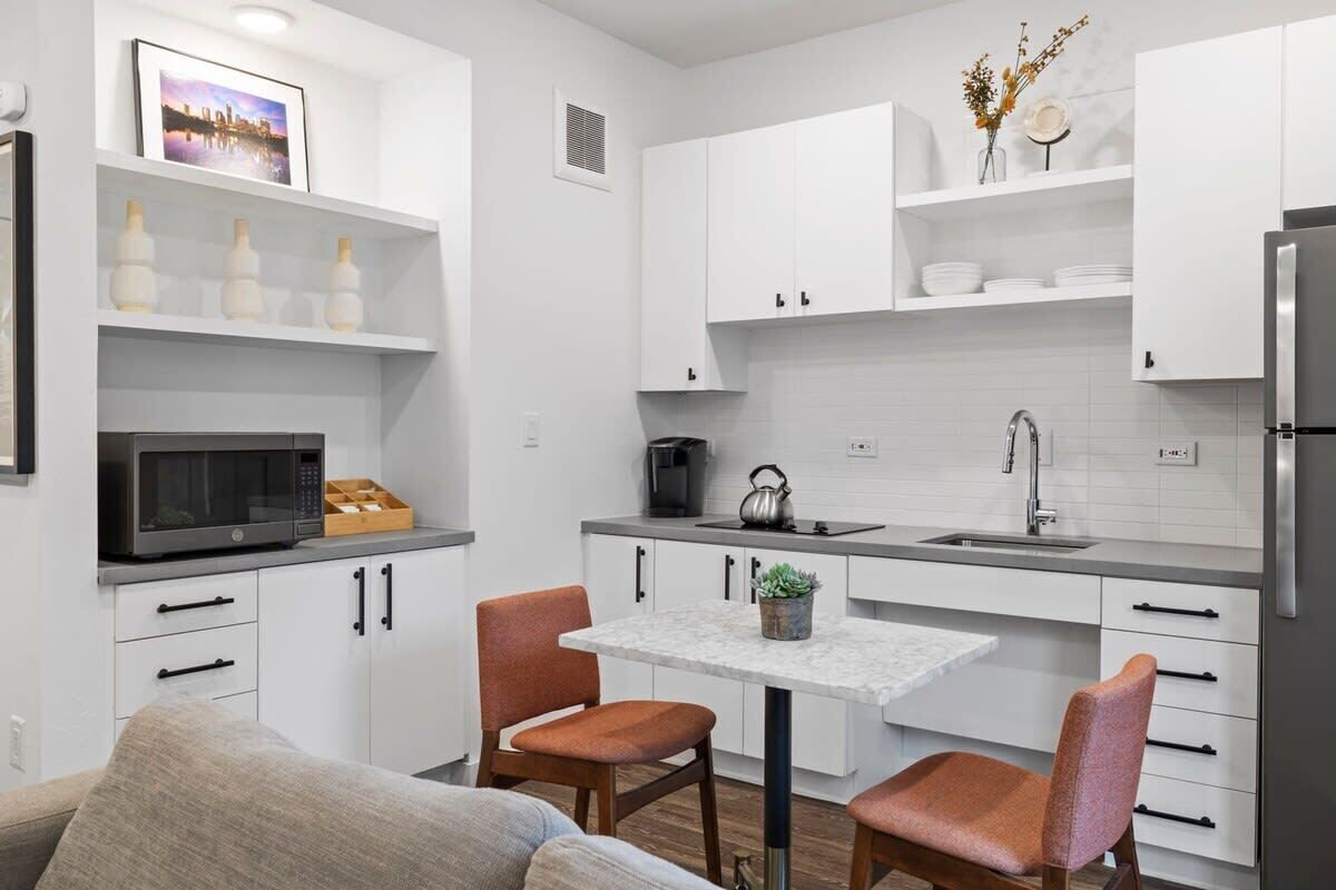 ثلاجة، ميكروويف، موقد طهي مسطح، م اكينة لصنع القهوة/الشاي