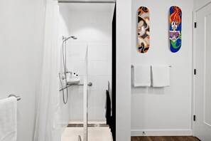 Shower, hair dryer, towels, shampoo - Studio in DT ATX | ADA | Patio | Near Rainey St (Austin)