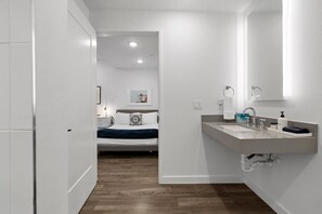 Dusj, hårføner og håndklær