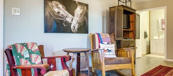 2 Mi to 7f Lodge & Events: Rural Retreat!