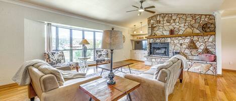 TV, fireplace