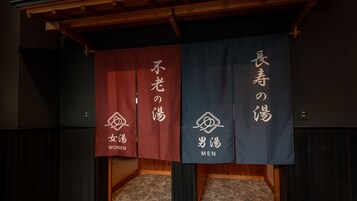 Two banners with Japanese text indicating separate areas for women and men.