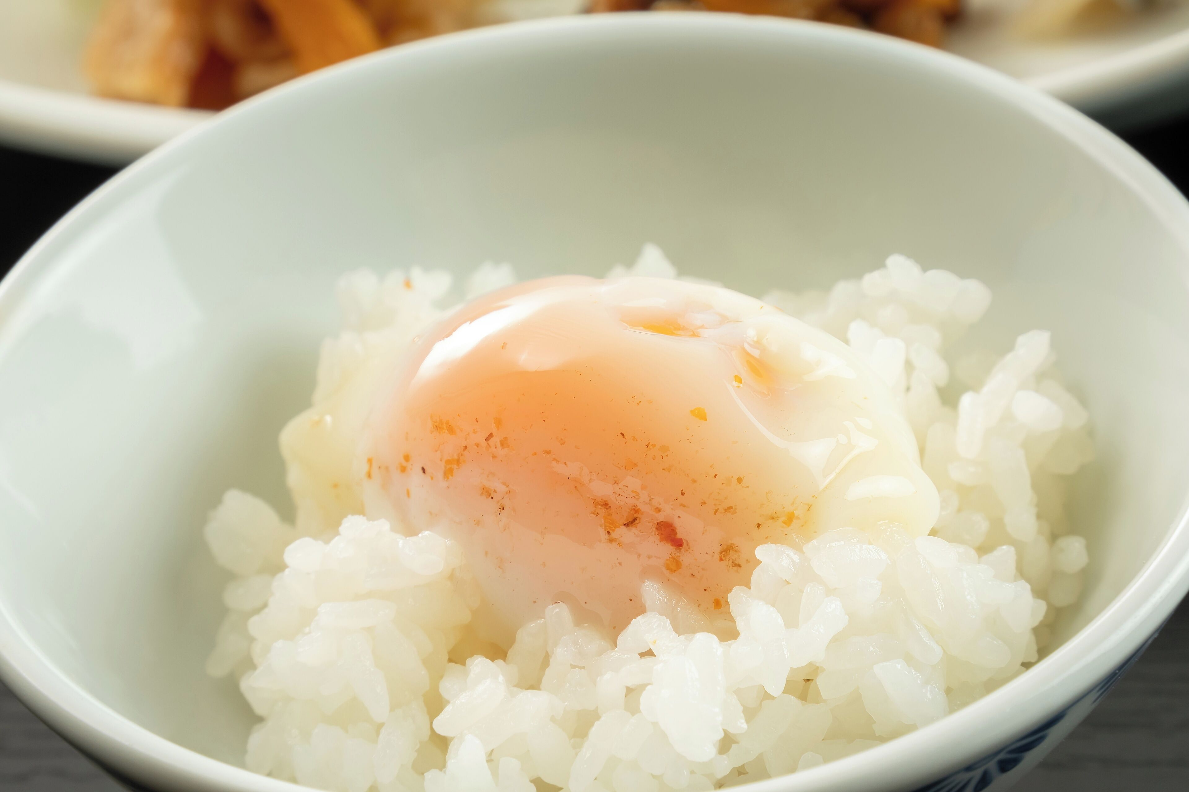A bowl of white rice with a poached egg on top.