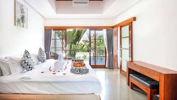 Luksusvilla, 3 soverom, bassengutsikt | 3 soverom, safe på rommet, strykejern/-brett og wi-fi (inkludert)