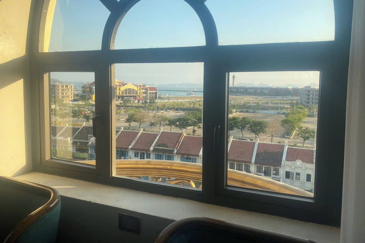 Desk, blackout drapes, soundproofing, WiFi (free)