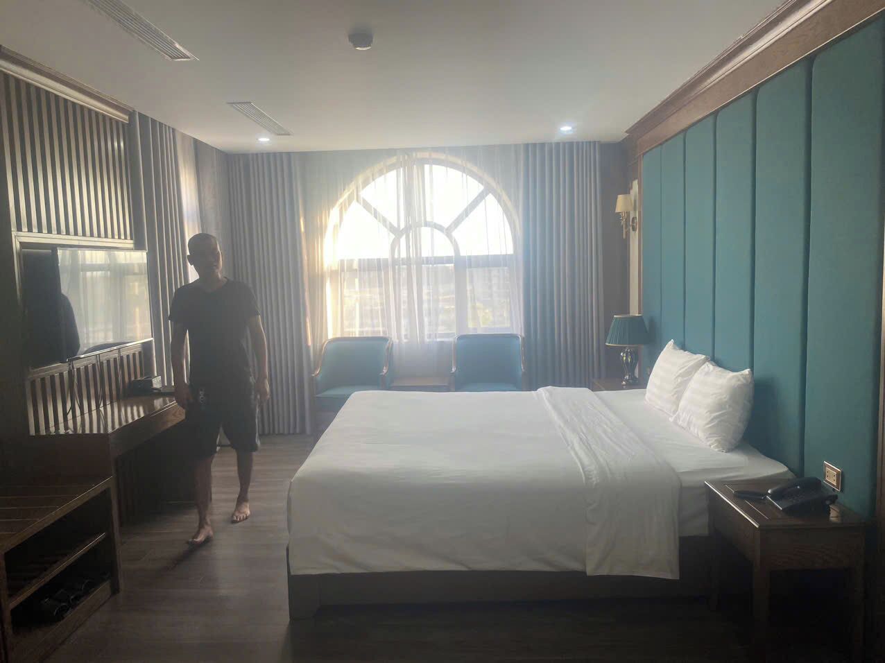 デスク、遮光カーテン、防音設備、WiFi (無料)