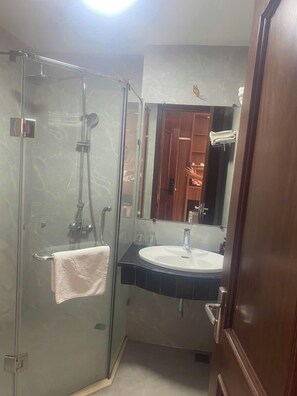 Hair dryer, slippers, towels, soap - Duc Chung Hotel Ha Long (Ha Long)