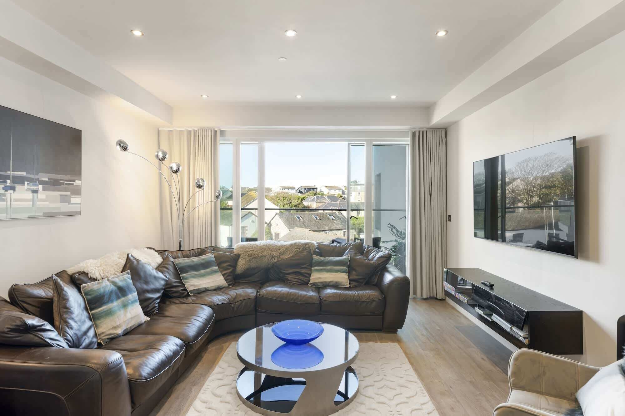 Una televisión, una oficina