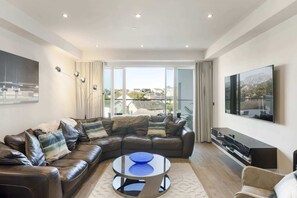 TV, offices - Bright & Modern Townhouse, Private Parking (Cornwall)